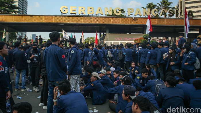 Massa aksi yang menolak pengesahan revisi UU Pilkada juga beraksi di pintu masuk belakang atau Gerbang Pancasila. Mereka berhasil merobohkan pintu gerbang.