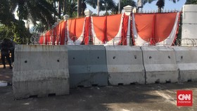 Barrier Beton dan Kawat Berduri Terpasang di DPR Jelang Demo Besar