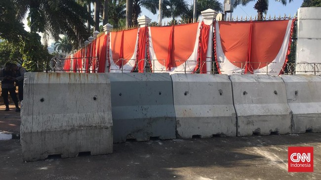 Gedung DPR RI dipasang barier beton dan kawat berduri jelang gelombang demo darurat Indonesia menolak pengesahan RUU Pilkada.