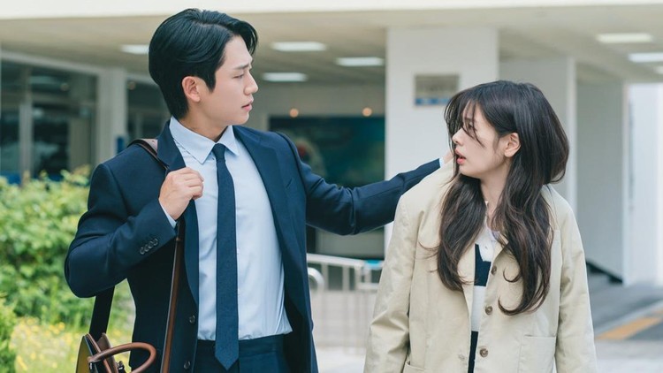 Tak kalah seru dari Love Next Door, berikut Bubun rangkum 10 drama Korea komedi romantis dengan kisah manis dan lucu, dijamin ngakak terus.