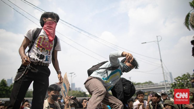 Aparat kepolisian mengamankan sejumlah peserta demo nan merangsek masuk arena parlemen usai massa menjebol pagar Gedung DPR