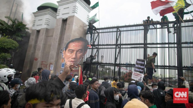 Aparat kepolisian nan berjaga di depan gedung DPR mulai menembakkan gas air mata ke arah massa nan menggelar tindakan demonstrasi tolak RUU Pilkada.