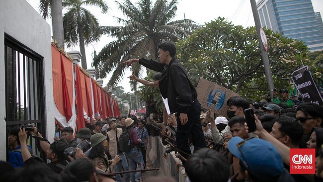 Massa mahasiswa menggelar aksi tolak RUU TNI di Gerbang Pancasila, Kompleks Parlemen, Jakarta, Rabu (19/3) sore ini.