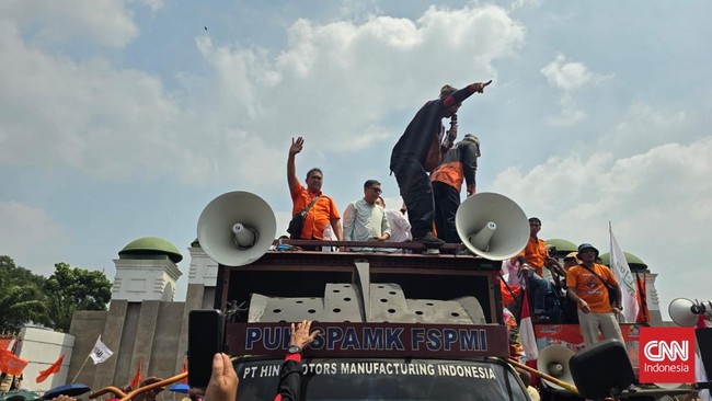 Anggota DPR RI Fraksi Gerindra Habiburokhman memberikan pernyataan singkat ketika menemui massa tindakan di depan Gedung MPR/DPR, Senayan, Jakarta, Kamis (22/8).