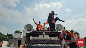 Temui Massa Aksi, Anggota DPR Habiburokhman Dilempari Botol