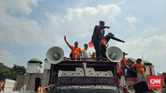 Anggota DPR dari Fraksi Gerindra Habiburokhman dilempari botol oleh massa aksi di depan Gedung MPR/DPR, Senayan, Jakarta, Kamis (22/8).