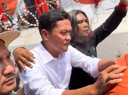 Keluar Temui Massa, Habiburokhman Ditimpuki Pendemo di Depan Gedung DPR