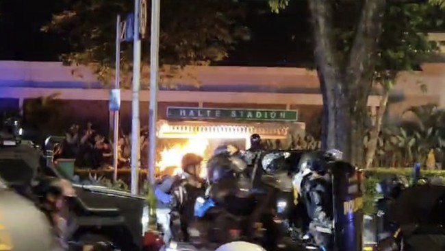 Massa tindakan membakar sebuah halte nan berada di area Gelora Bung Karno (GBK), Senayan, Jakarta, Kamis (22/8) malam.