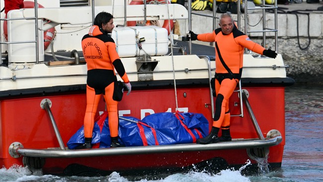 Sebanyak lima jenazah telah ditemukan usai yacht nan ditumpangi taipan teknologi Mike Lynch tenggelam lantaran tornado di perairan Sisilia, Italia, Senin (19/8).