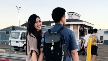 Gaya Erina Gudono Pakai Sandal Rp30 Juta Disorot