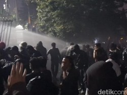 Demo Depan Gedung DPRD Jabar Ricuh, Polisi Semprot Water Cannon!