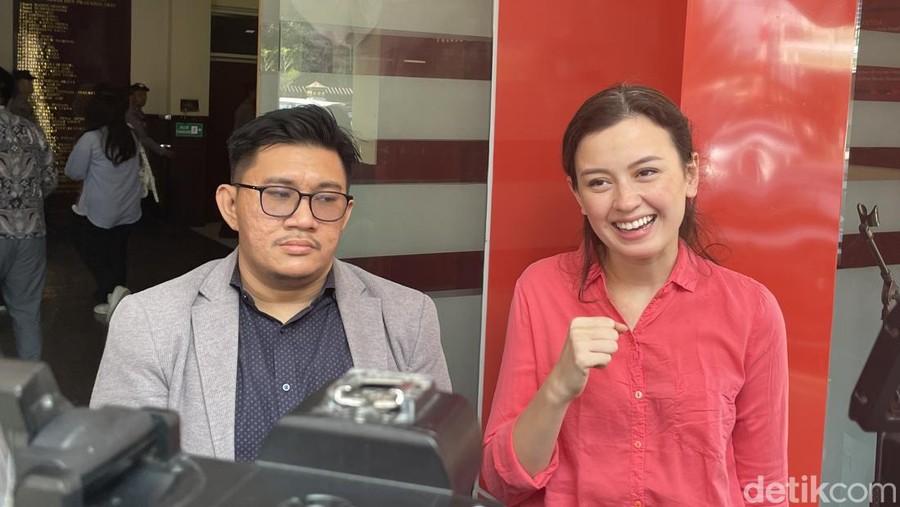 Kimberly Ryder saat hadir di Polres Jakarta Selatan.