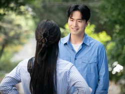 Lee Jin Wook Jadi Eks Pacar Shin Hye Sun di Dear Hyeri, Ini Potretnya!