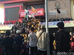 Massa Demo Tolak Revisi UU Pilkada di Makassar Duduki Gedung DPRD Sulsel
