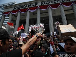 MK Terima Audiensi Massa Tolak Revisi UU Pilkada