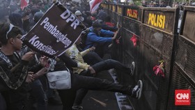 FOTO: Massa Aksi Jebol Gerbang Belakang Gedung DPR RI