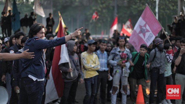 Ratusan mahasiswa dari aliansi BEM SI Kerakyatan menggelar demonstrasi di depan gedung DPR, Jakarta, Senin (26/8) sore.