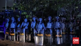 Polisi Pukul Mundur Massa Aksi hingga Kemenpora