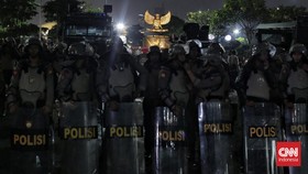 Polisi Pukul Mundur Demonstran DPR Pakai Water Cannon