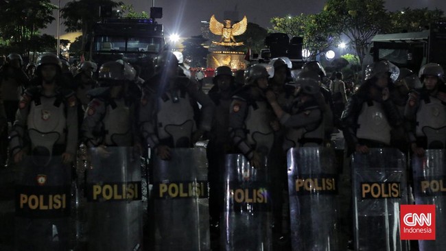 Sekitar pukul 19.00 WIB terpantau abdi negara gencar mengerahkan rantis water cannon hingga gas air mata bubarkan demonstran di depan DPR.