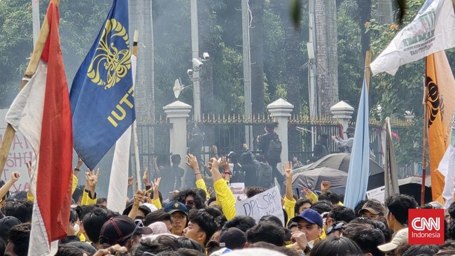 Massa tindakan menolak Revisi UU Pilkada menjebol pagar DPR RI, Jakarta. Sebagian lagi mencopot ruji-ruji di bagian pagar nan lain.