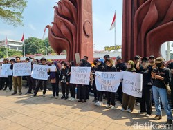 Berbaju Hitam, Massa Kawal Putusan MK di Surabaya Suarakan Kekesalan