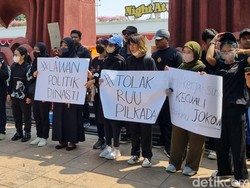 Massa Kawal Putusan MK di Surabaya: Cari Kerja Susah Kecuali Bapakmu Jokowi