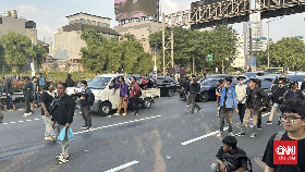 Massa Mulai Masuk ke Jalan Tol Depan Gedung DPR, Kendaraan Tertahan