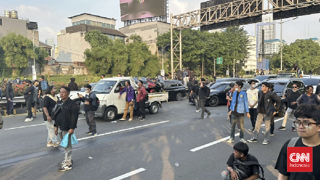 Massa tindakan tolak RUU Pilkada mulai masuk ke area tol dalam kota di depan gedung DPR, Senayan, Jakarta, Kamis (22/8) sore.