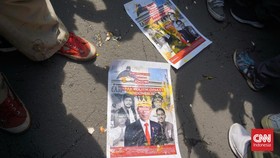 Massa Aksi Lempari Foto Jokowi dengan Telur Busuk di Istana Yogyakarta