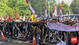 Lagu Indonesia Pusaka Bergema Saat Demonstrasi Tolak RUU Pilkada
