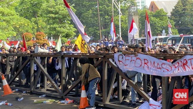 Massa tindakan menyanyikan lagu kebangsaan saat demonstrasi di depan gedung DPR. Mulai dari Indonesia Pusaka sampai Hari Kemerdekaan.