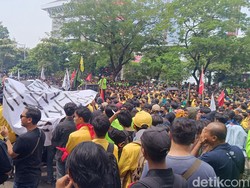 Massa Mahasiswa Tolak RUU Pilkada di Semarang Geruduk DPRD Jateng