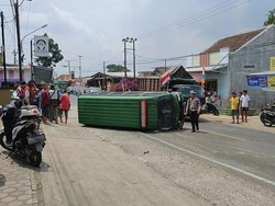 Penampakan Mobil Tahanan Milik Kejari Tanggamus Terguling