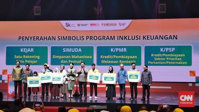OJK menargetkan 90 persen pelajar Indonesia memiliki tabungan hingga sediakan kredit untuk UMKM lewat program Gencarkan.