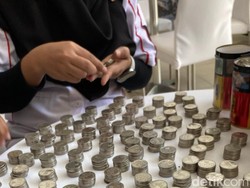 Ikhlasnya Karyawan Dealer 3 Jam Hitung Sekarung Koin Pasutri Pembeli Motor