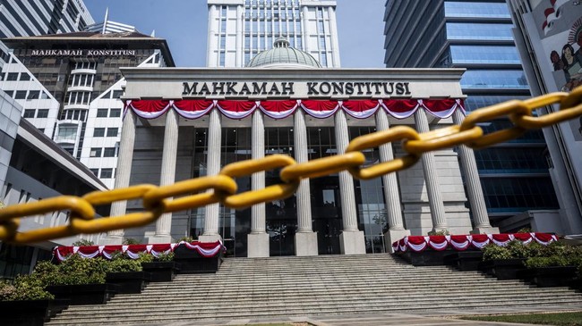 Sekjen MK Buka Suara Soal Polemik Putusan Pemisahan Pemilu Sekjen Mahkamah Konstitusi (MK), Heru Setiawan, angkat suara soal polemik putusan pemisahan antara pemilu lokal dan nasional.