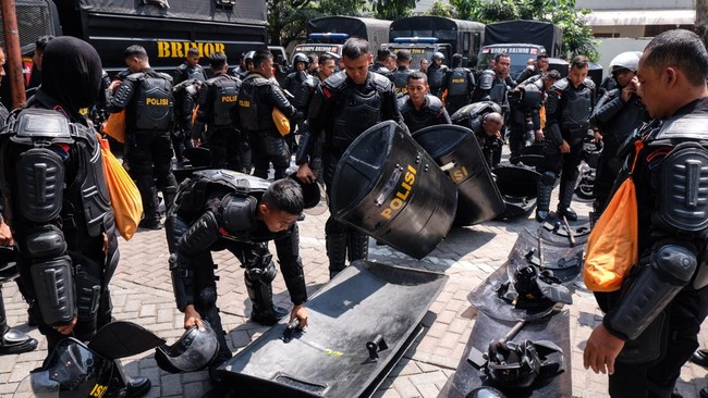 Ratusan personel campuran disiagakan untuk menjaga tindakan demonstrasi nan digelar di Balaikota Solo, Jawa Tengah, Kamis (22/8).