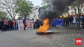 Massa Mahasiswa di Samarinda Berkumpul Sore Ini, Bakar Ban di Jalan