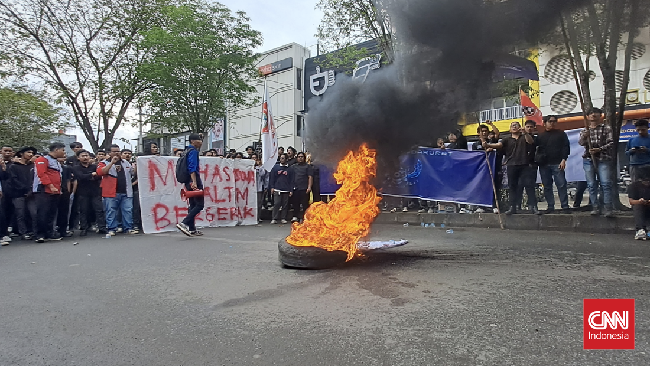 Ratusan mahasiswa di Samarinda menggelar demonstrasi menola revisi UU Pilka di depan pintu gerbang Universitas Mulwarman, Kamis (22/8).