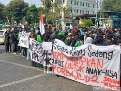 Mahasiswa Solo Raya Nyanyi Jokowi Pulang di Demo Tolak Revisi UU Pilkada