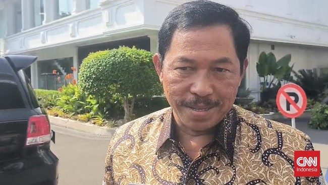 Di tengah demo besar di Jakarta, Penjabat Gubernur Jawa Tengah Nana Sudjana mendatangi Istana Kepresidenan untuk menemui Presiden Jokowi.