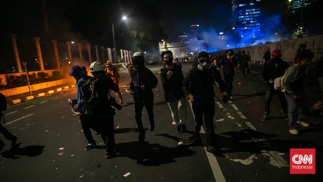 Demonstran di depan gedung DPR sudah bubar. Namun, kerusuhan pecah di Slipi.