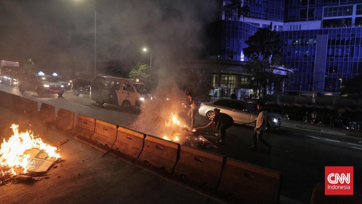 FOTO: Polisi Sisir Massa yang Blokade Jalan Palmerah dan Petamburan