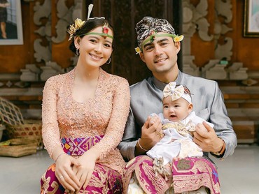 img-title Potret Gemas Bayi Laura Theux Jalani Upacara Adat Bali Nelu Bulanin
