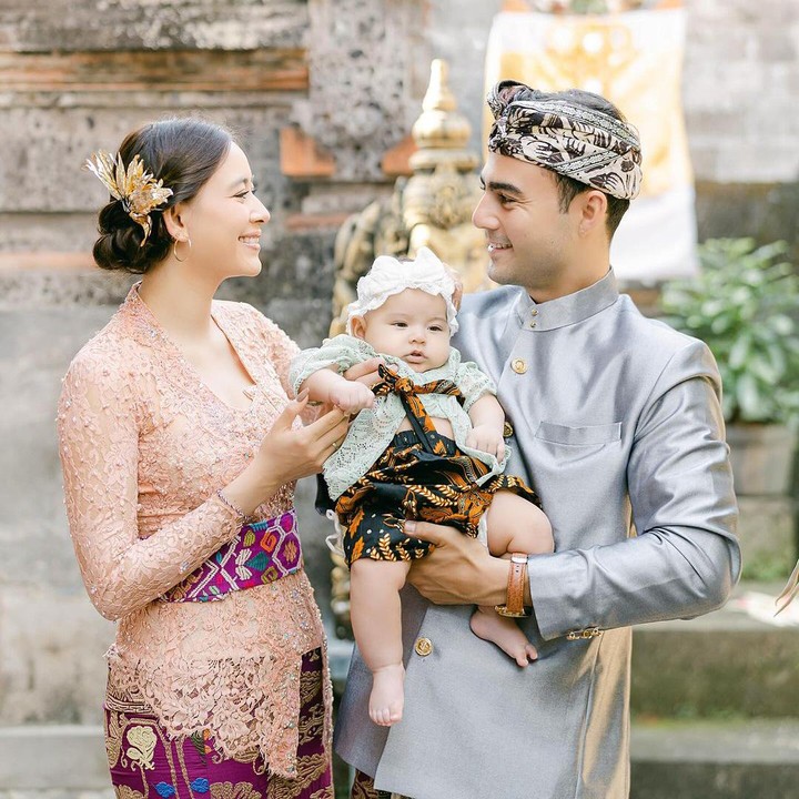 <p>"Berikut 10 foto kenangan dari upacara 3 bulan Victoria. Selamat tiga bulan untuk bidadari kecil kami! Semoga selalu diberkahi dengan kesehatan, kebahagiaan, dan cinta tanpa batas," tulis Indra seraya mengunggah beberapa potret Victoria. (Foto: Instagram: @indrabrotolaras)</p>