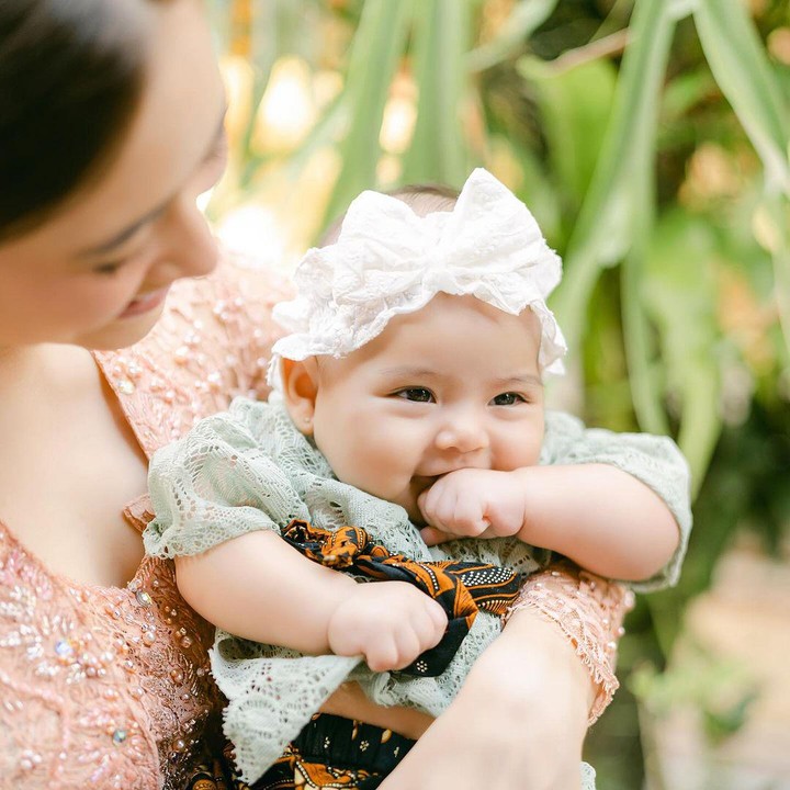 <p>Banyak netizen yang terlihat gemas dengan sosok Victoria dengan pakaian adat Bali nih, Bunda. Tidak sedikit yang mendoakan agar Victoria bertambah cantik dan sehat di usianya ini. (Foto: Instagram: @indrabrotolaras)</p>