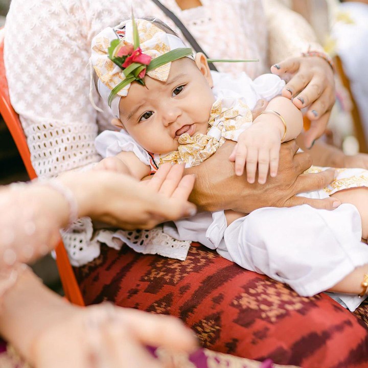 <p>Dilansir dari <em>detikcom</em>, upacara Nelu Bulanin sendiri bertujuan untuk membersihkan atau menyucikan bayi. Dari kelahirannya, dipercaya bahwa bayi masih dalam keadaan kotor, sehingga perlu pelaksanaan upacara karena panca indra bayi yang sudah aktif di usia ini dapat memengaruhi kesucian atma yang menjiwai Si Kecil. (Foto: Instagram: @indrabrotolaras)</p>