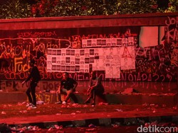 Penampakan DPR Seusai Demo: Banyak Coretan-Pagar Roboh