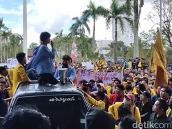 Demo Tolak RUU Pilkada, Mahasiswa Terobos Masuk Halaman DPRD Sumsel
